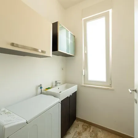 Anna - Red Apartment *