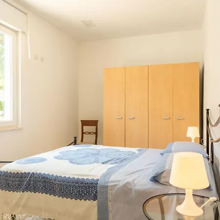 Anna - Red Roseto Degli Abruzzi