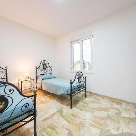 Anna - Red Apartment *