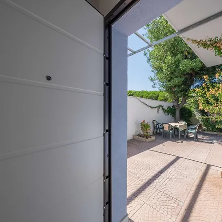 Anna - Red Roseto Degli Abruzzi